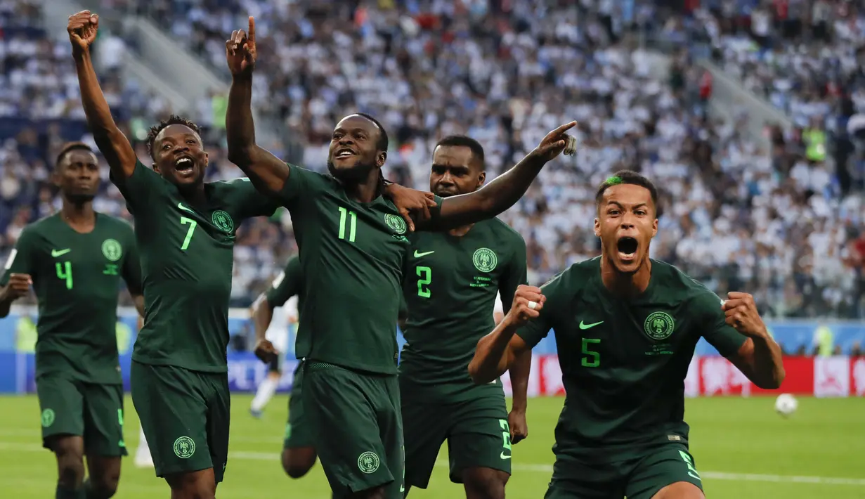 Para pemain Nigeria merayakan gol yang dicetak Victor Moses ke gawang Argentina pada laga grup D Piala Dunia di Stadion St Petersburg, St Petersburg, Selasa (26/6/2018)/ Argentina menang 2-1 atas Nigeria. (AP/Ricardo Mazalan)