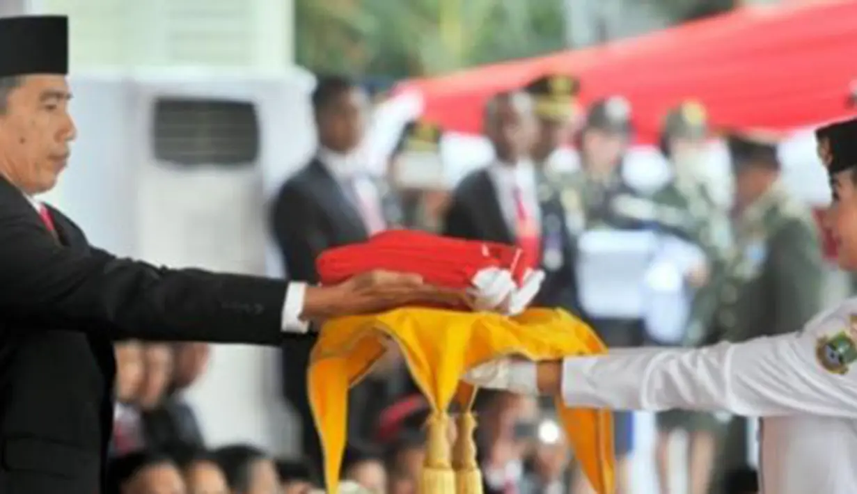 Maria Felicia Gunawan memberikan duplikat Bendera Pusaka kepada Inspektur upacara, Yakni Presiden Joko Widodo. (Via Insagram/@Mariafelicia23)