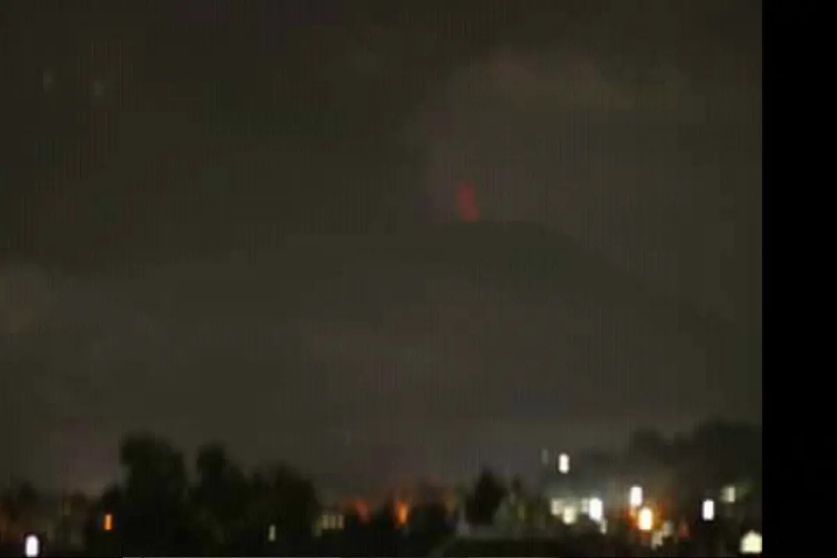 Ada Warna Merah Menyala di Puncak Gunung Agung, Lava?