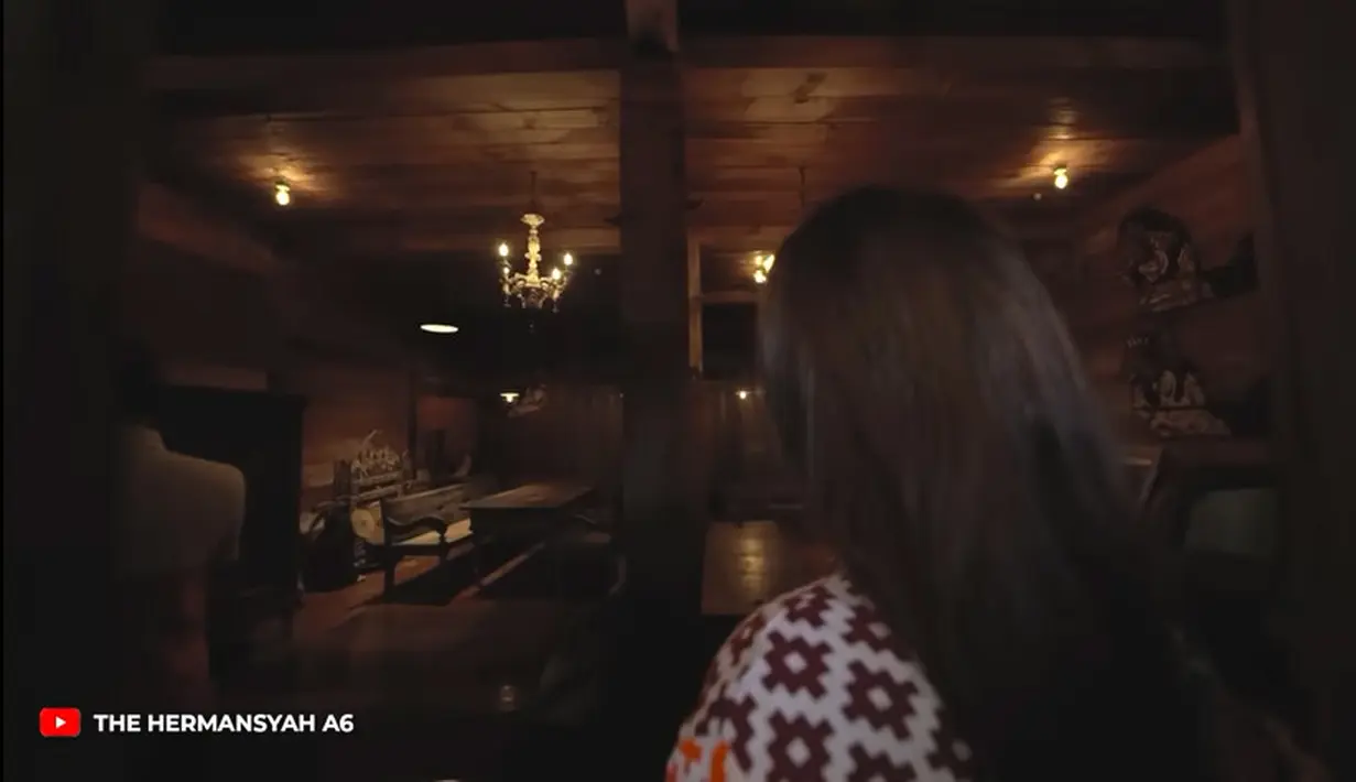 Setelah selesai, villa tersebut akan dikomersilkan. Ashanty yang juga ikut melihat-lihat mengaku takut hingga tak bisa tidur saat berada di villa ini. [Youtube/The Hermansyah A6]