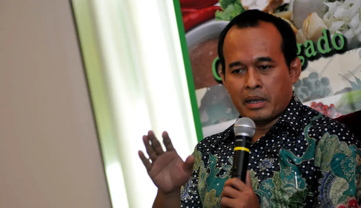 Ketua Populi Center Nico Harjanto saat menyampaikan berbagai pendekatan sebagai solusi untuk mengatasi konflik antara TNI dan Polri yang kerap terjadi di sejumlah daerah di Indonesia, Jakarta, Sabtu (22/11/2014). (Liputan6.com/Miftahul Hayat)