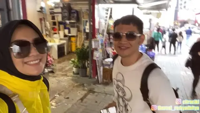 6 Momen Citra Kirana dan Rezky Aditya di Hong Kong, Cari Makan di Pasar