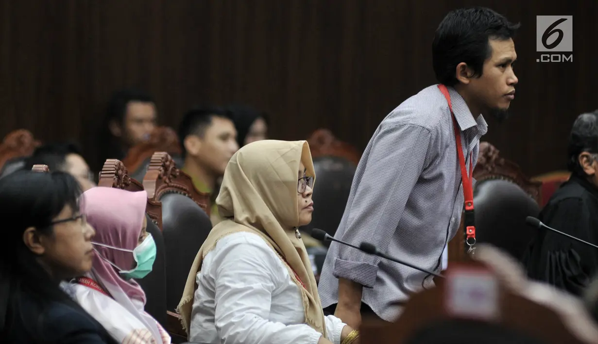 Dari ki-ka: Saksi fakta Pemohon, Listiana, Nur Latifah, Beti Kristiana, dan Hartanto saat memberi kesaksian dalam sidang sengketa Pilpres 2019 di MK, Jakarta, Rabu (19/6/2019). Keempat saksi memberi kesaksian terkait sengketa Pilpres 2019 untuk wilayah Jawa Tengah. (merdeka.com/Iqbal Nugroho)