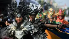  Pemuda pemudi kenakan busana unik selama ikuti pawai budaya nusantara mendukung gerakan pencegahan paham radikal terorisme di Maliboro, Yogyakarta, (29/10/2015). Acara yang di gelar BNPT juga membagikan buku bahaya terorisme. (Boy T Harjanto)