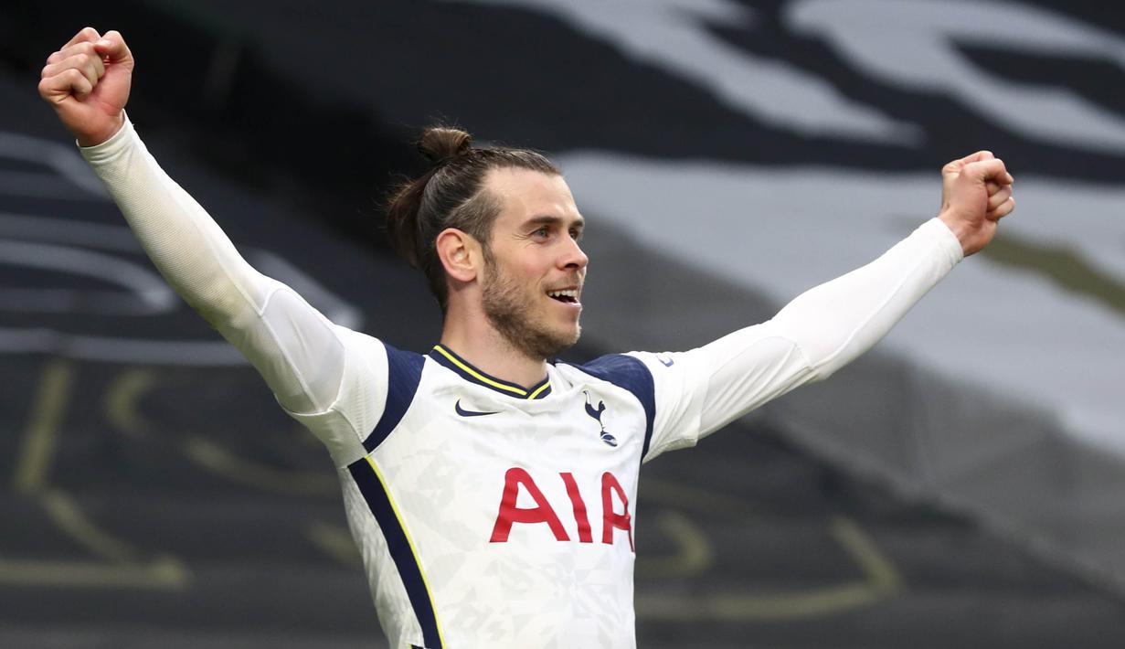 Penyerang Tottenham Hotspur, Gareth Bale, melakukan selebrasi usai mencetak gol ke gawang Southampton pada laga Liga Inggris di London, Rabu (21/4/2021). Tottenham menang dengan skor 2-1. (Clive Rose/Pool via AP)
