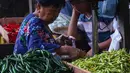Di sisi lain, Wakil Menteri Koordinator bidang Politik dan Keamanan Lodewijk F Paulus memastikan harga bahan pokok stabil selama Ramadan 2025. (Liputan.com/Angga Yuniar)