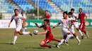 Pemain Timnas Indonesia U-19, Feby Eka Putra, terjatuh saat pertandingan melawan Brunei Darussalam pada laga Piala AFF U-18 di Stadion Thuwunna, Rabu, (13/9/2017). Indonesia menang 8-0 atas Brunei Darussalam. (Liputan6.com/Yoppy Renato)
