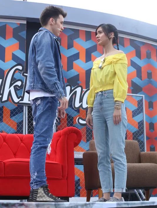 Tak ayal momen itu pun mengundang tawa dari para pemain Anak Langit dan para penggemar. (Nurwahyunan/Bintang.com)