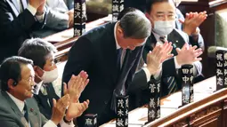 Yoshihide Suga membungkuk setelah terpilih sebagai perdana menteri baru Jepang di majelis rendah parlemen di Tokyo, Rabu (16/9/2020). Parlemen Jepang pada Rabu (16/9) resmi memilih Yoshihide Suga sebagai perdana menteri pengganti Shinzo Abe yang mundur karena sakit. (AP Photo/Koji Sasahara)