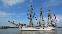 Kapal latih tiang tinggi legendaris KRI Dewaruci singgah di Pelabuhan Penumpang Bandar Deli, Belawan, Medan, Sumatera Utara. (Liputan6.com/Reza Efendi)