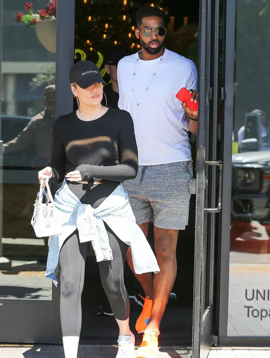Hal tersebut membuat Khloe Kardashian trauma dan tentu saja diselingkuhi bukanlah hal yang ia inginkan. (Backgrid / HollywoodLife)