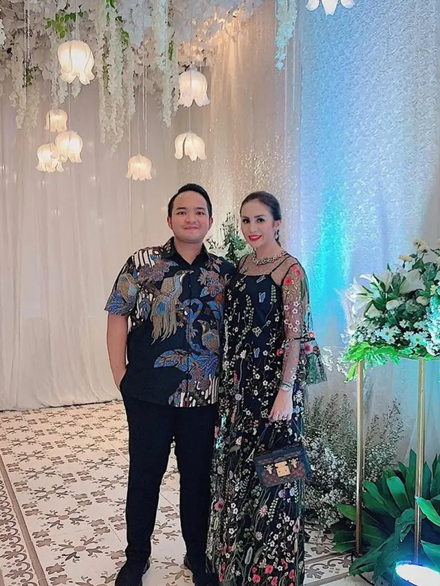 Momo Geisha bersama suami