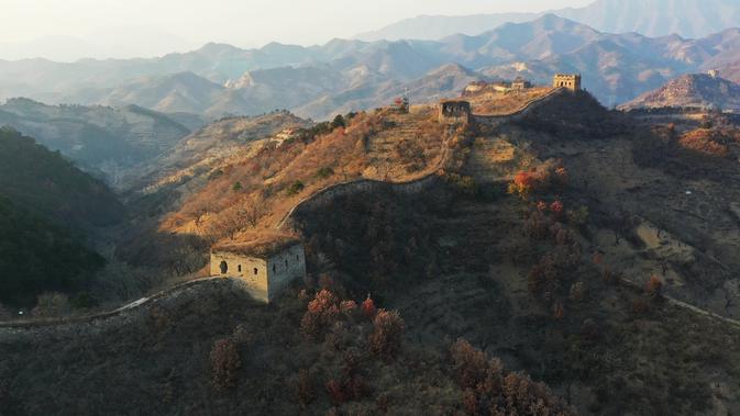 Foto dari udara yang diabadikan pada 4 November 2020 ini menunjukkan pemandangan musim gugur di Tembok Besar seksi Yumuling di Wilayah Qianxi, Provinsi Hebei, China utara. (Xinhua/Yang Shiyao)