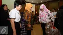 Menteri Sosial, Khofifah Indar Parawansa berbincang dengan salah satu penerima bantuan kaki palsu di Jakarta, Senin (28/12/2015). Mensos memberikan bantuan sejumlah fasilitas penunjang bagi penyandang disabilitas. (Liputan6.com/Helmi Fithriansyah)