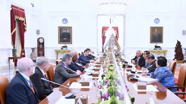 Presiden Jokowi saat menerima Presiden World Water Council, Loic Fauchon dan delegasi di Istana Merdeka Jakarta, Rabu (15/2/2023).