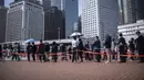 Orang-orang berdiri dalam antrean untuk pengujian virus corona COVID-19 di Hong Kong, 12 Februari 2022. Pihak berwenang bergegas untuk meningkatkan kapasitas pengujian COVID-19 menyusul rekor tertinggi infeksi baru. (Louise Delmotte/AFP)