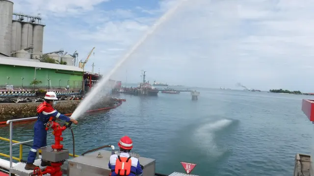 Terjadi tumpahan minyak di pesisir Pantai Makassar, Sulawesi Selatan. Dok Pertamina