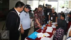  Ketua DKPP RI, Jimly Asshiddiqie bersama staffnya saat memantau Pilkada DKI 2017 di TPS 15 di Rumah Sakit Cipto Mangunkusumo (RSCM) Jakarta Pusat, Rabu (15/2). (Liputan6.com/Helmi Afandi)