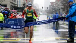 Pelari Jepang, Yuki Kawauchi berhasil mencapai garis finis pada Boston Marathon ke-122 di Boston, Senin (16/4). Yuki Kawauchi mengakhiri lomba dalam tempo 2 jam, 15 menit, dan 58 detik. (AP/Elise Amendola)