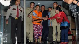Wakil Ketua DPRD Banten, SM Hartono usai menjalani pemeriksaan KPK, Jakarta, Rabu (2/12/2015).Hartono Tampinongkol adalah satu dari 8 orang yang tertangkap OTT oleh penyidik KPK di kawasan Serpong. (Liputan6.com/Helmi Afandi)