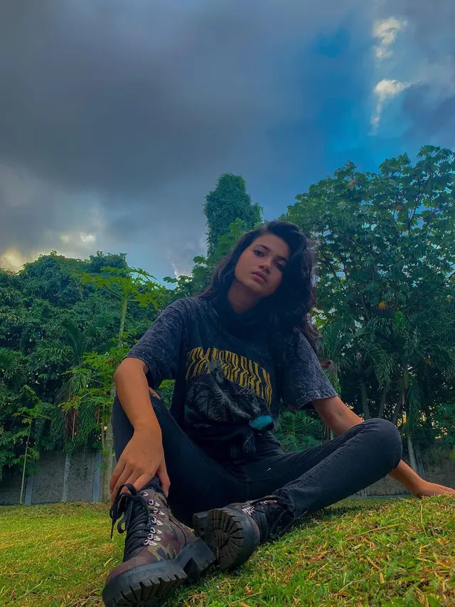 Ratu Sofya tampil beda dengan gaya street style (https://www.instagram.com/p/CRJLo3iFNm3/)