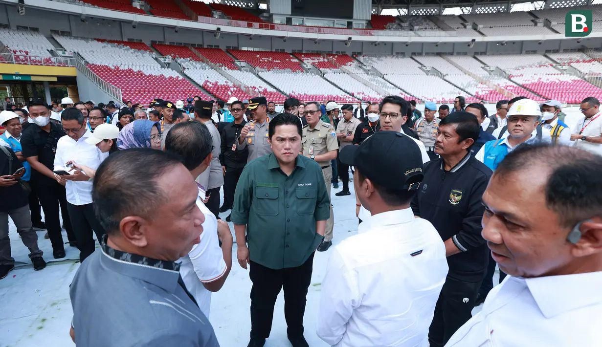 Ketua Umum PSSI, Erick Thohir, saat meninjau Stadion Utama Gelora Bung Karno (SUGBK), Senin (13/3/2023). SUGBK merupakan salah satu dari enam venue yang ditetapkan untuk menggelar pertandingan Piala Dunia U-20 2023. (Bola.com/M Iqbal Ichsan)