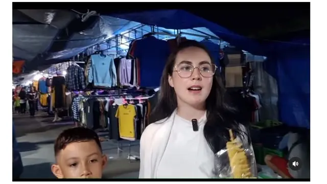 7 Potret Arumi Bachsin Ajak Anak ke Pasar Malam, Santai Beli Jajan hingga Baju