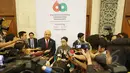 Menlu Retno Marsudi (kanan) bersama Menlu Fiji Ratu Inoke Kubuabola disela acara KAA ke-60 di JCC, Jakarta (19/4/2015). Pertemuan bertujuan untuk memperkuat hubungan diplomatik kedua negara khususnya dibidang ekonomi. (Liputan6.com/Herman Zakharia)