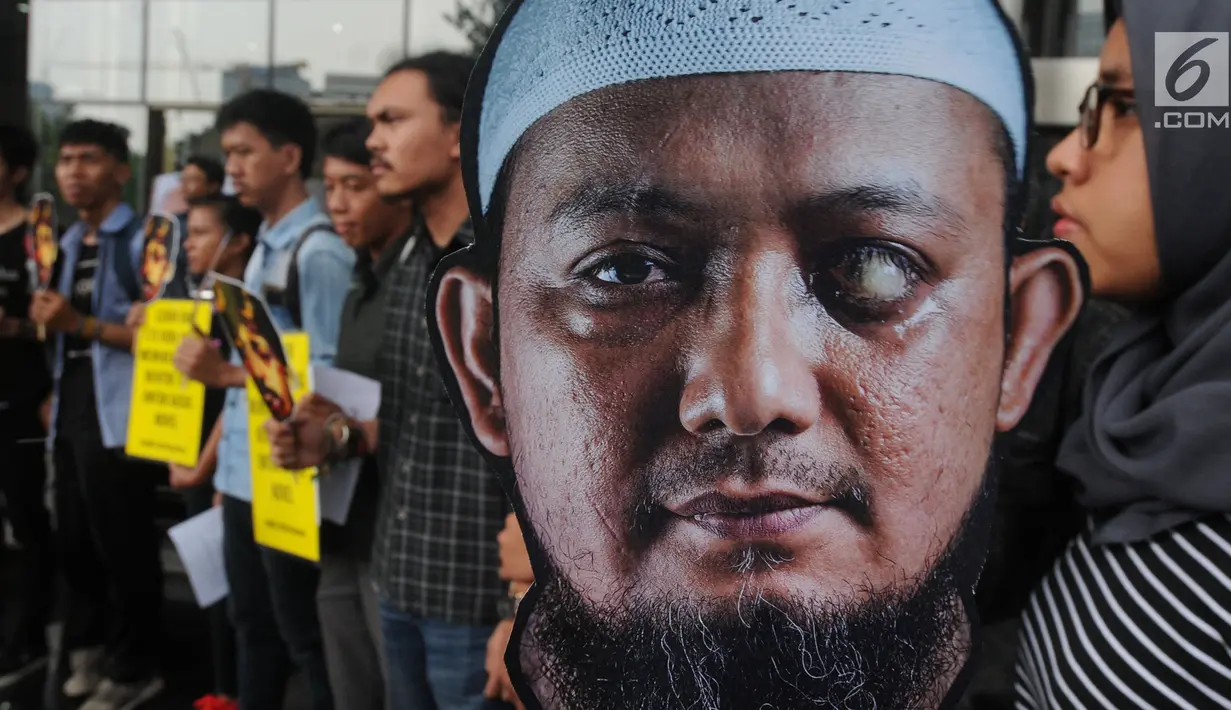 Wadah Pegawai (WP) KPK saat memperingati 500 hari penyerangan terhadap Novel Baswedan di depan Gedung KPK, Jakarta, Kamis (1/11). WP KPK mendesak Presiden Joko Widodo menyelesaikan kasus-kasus penyerangan terhadap aktivis. (Merdeka.com/Dwi Narwoko)