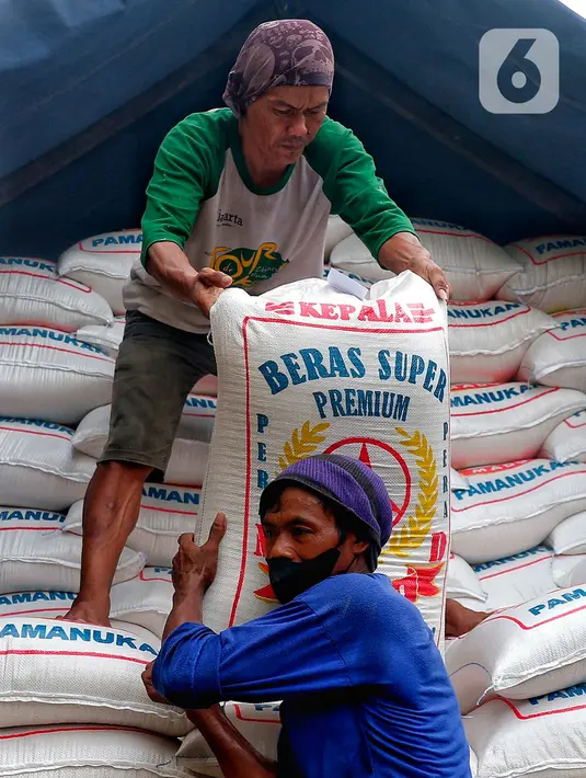 Dengan kenaikan harga tersebut, beras memberi andil sekitar 0,02 persen terhadap inflasi IHK April 2023 yang sebesar 0,33 persen secara bulanan atau 4,33 persen secara tahunan. (Liputan6.com/Angga Yuniar)