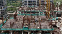 Pekerja menyelesaikan pembangunan Apartemen Meikarta di Cikarang, Kabupaten Bekasi, Jawa Barat, Jumat (12/4). Sejak diluncurkan 17 Agustus 2017 lalu, Meikarta secara cepat melakukan pembangunan dan kini sudah ada 28 tower yang sudah dibangun secara serentak. (Liputan6.com/Johan Tallo)