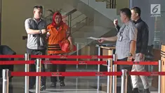 Tersangka Panitera PN Tangerang, Tuti Atika mengenakan rompi oranye seusai menjalani pemeriksaan di gedung KPK, Jakarta, Senin (2/4). Tuti kembali diperiksa sebagai saksi untuk tersangka Hakim Wahyu Widya Nurfitri. (Liputan6.com/Herman Zakharia)