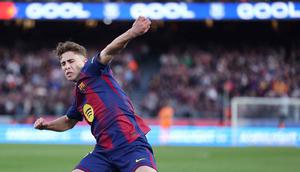Gelandang Barcelona asal Spanyol, Fermin Lopez, merayakan golnya selama pertandingan pekan ke-25 La Liga 2025/2026 melawan Levante UD di Stadion Camp Nou, Minggu 22 Februari 2026. Barcelona kembali ke puncak klasemen Liga Spanyol 2025/2026. (Josep LAGO/AFP)