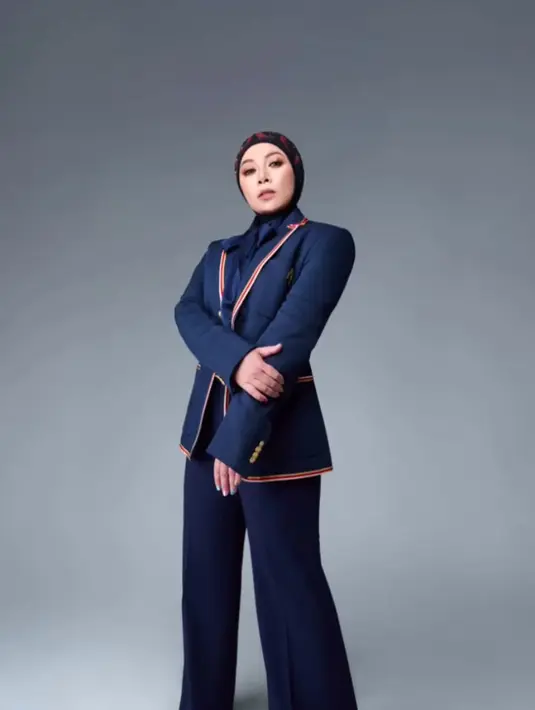 Melly Goeslaw menjelaskan, operasi bariatrik bukan untuk gaya-gayaan. Ia telah menjalani beragam metode diet. Sayang, hasilnya tak bertahan lama dan ini membuat Nyonya Anto Hoed lelah. “Suntik kurus, minum obat diet sampai capai karena (efek) yoyo ya. Kadang turun 10 kg besoknya naik 15 kg. Begitu terus bertahun-tahun,” Melly Goeslaw mengenang. (Foto: Dok. Instagram @melly_goeslaw)