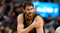 Kevin Love harus absen 6 bulan akibat cedera bahu (Reuters / Bob DeChiara)