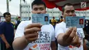 Warga binaan menunjukkan E-KTP usai melakukan perekaman di Lapas Narkotika IIA Cipinang, Jakarta, Kamis (17/1). Percepatan perekaman E-KTP ini menjadi bagian penting untuk menyukseskan Pemilu 2019 di lapas dan rutan. (Merdeka.com/Imam Buhori)