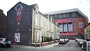 Mural baru bergambar mendiang Diogo Jota yang terlihat di perumahan dekat Stadion Anfield, Liverpool, Inggris, Senin (11/08/2025) waktu setempat. Karya tersebut dibuat oleh seniman bernama MurWalls. (AFP/Paul Ellis)
