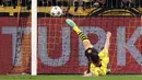 Pemain Borussia Dortmund, Niklas Sule mementahkan bola tendangan dari pemain PSG, Kylian Mbappe pada laga lanjutan Grup F Liga Champions 2023/2024 di Signal Iduna Park, Dortmund, Jerman, Kamis (14/12/2023) dini hari WIB. (AFP/Franck Fife)