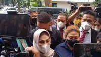 Anak penyanyi Nia Daniati, Olivia Nathania mendatangi Polda Metro Jaya untuk diperiksa terkait kasus dugaan penipuan seleksi CPNS. (Liputan6.com/Ady Anugrahadi)