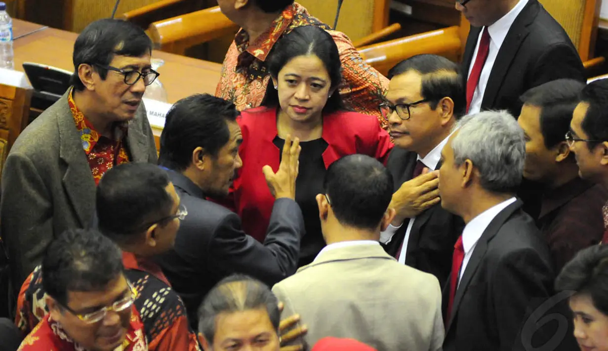 Ketua Fraksi PDI Perjuangan Puan Maharani terlihat berkumpul bersama anggota fraksi, Jakarta, (25/9/14). (Liputan6.com/Andrian M Tunay)