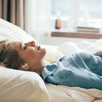 Ilustrasi seseorang mendengarkan musik sebelum tidur. (Sumber: Unsplash)