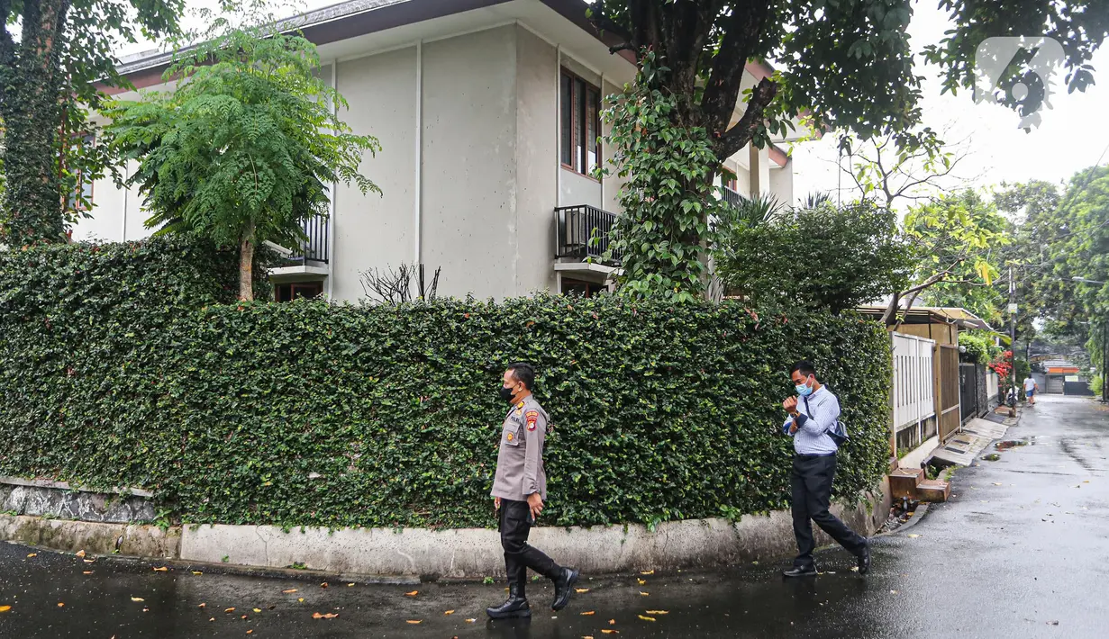 Petugas kepolisian melintas di depan rumah dinas Kadiv Propam Polri Irjen Ferdy Sambo di Kompleks Polri Duren Tiga, Pancoran, Jakarta Selatan , Rabu (13/7/2022). Rumah dinas Kadiv Propam Polri ini diduga menjadi lokasi penembakan yang menewaskan Brigadir J. (Liputan6.com/Faizal Fanani)