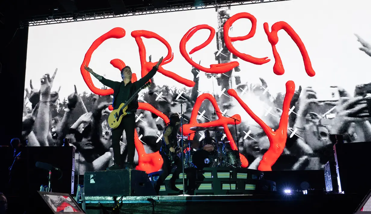 Vokalis sekaligus gitaris band rock Amerika Serikat Green Day, Billie Joe Armstrong tampil pada akhir pekan Formula 1 Grand Prix Amerika Serikat 2022 atau F1 GP Amerika Serikat 2022 di Sirkuit Amerika, Austin, Texas, Amerika Serikat, 21 Oktober 2022. F1 GP Amerika Serikat 2022 diselenggarakan dari tanggal 22 sampai 24 Oktober 2022. (SUZANNE CORDEIRO/AFP)
