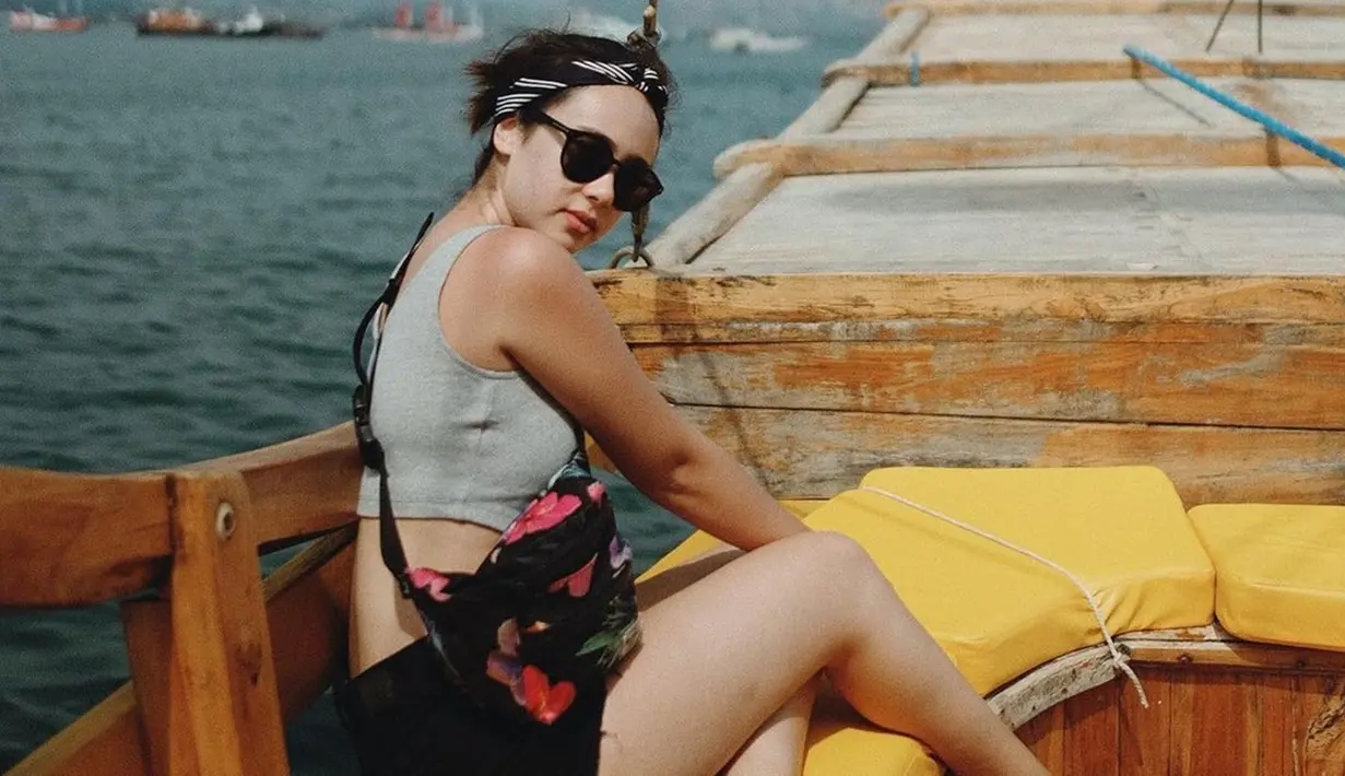 Selama berlibur, pemain film Winter In Tokyo ini kerap terlihat menggunakan kacamata hita. Bahkan, kacamata hitam satu ini mampu membuat penampilan Pamela Bowie terlihat begitu keren dan menawan.(Lipuatan6.com/IG/@pammybowie)