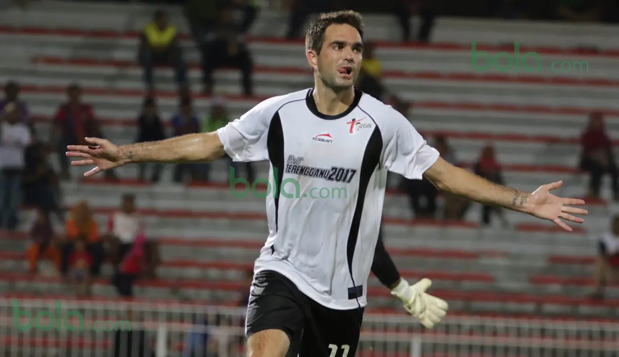 Striker T-Team Malaysia, Tomislav Busic, merayakan gol yang dicetaknya ke gawang ATM FA pada laga play-off Malaysia Super League 2016 di Stadion Perak, Malaysia, Minggu (31/1/2016). T-Team berhasil menang 2-1. (Bola.com/Nicklas Hanoatubun)