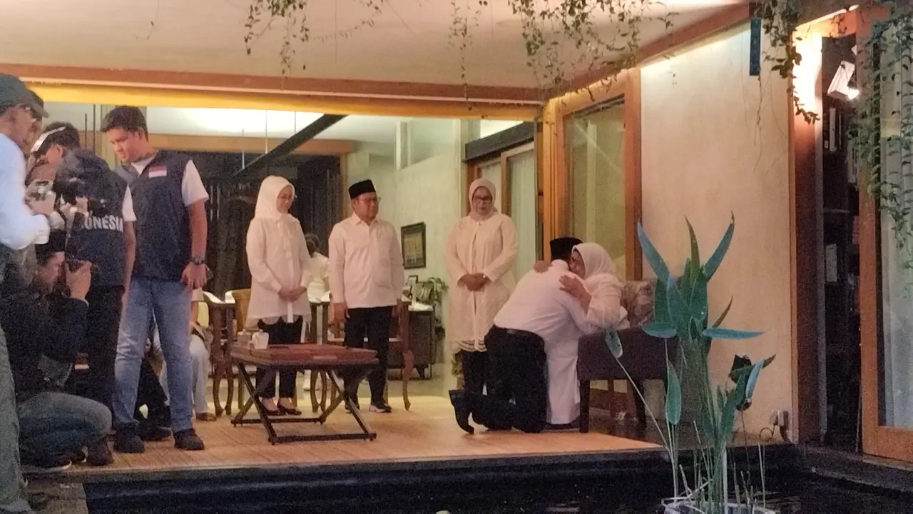 Bakal calon presiden (bacapres) dan calon wakil presiden (bacawapres) dari Koalisi Perubahan Anies Baswedan-Muhaimin Iskandar (AMIN) melakukan sungkeman ke ibunda masing-masing.