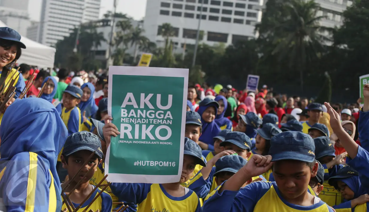 Para peserta membawa poster berisi pesan-pesan edukatif saat aksi sosial di area car free day di Bundaran HI, Jakarta, Minggu (26/2). Dalam aksi ini, BPOM mengingatkan pentingnya masyarakat untuk peduli obat dan pangan aman. (Liputan6.com/Faizal Fanani)