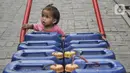 Seorang anak saat berada di gerobak air pikulan di kampung nelayan Kalibaru, Cilincing, Jakarta Utara, Selasa (22/3/2022). Sementara untuk kebutuhan MCK, warga tetap menggunakan air sumur yang diendapkan terlebih dahulu. (merdeka.com/Iqbal S Nugroho)