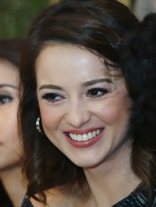 "Ini flm pertama dengan green screen. Mas Rizal jelaskan foregroundnya begini," kata Julie. (Nurwahyunan/Bintang.com)