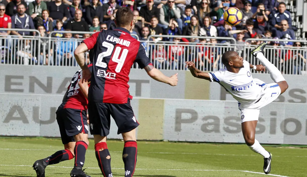 Aksi pemain Inter Geoffrey Kondogbia (kanan) mengontrol bola saat melawan Cagliari pada lanjutan Serie A di Sant'Elia stadium,  Cagliari, (5/3/2017). Inter Milan menang 5-1. (EPA/Fabio Murru)